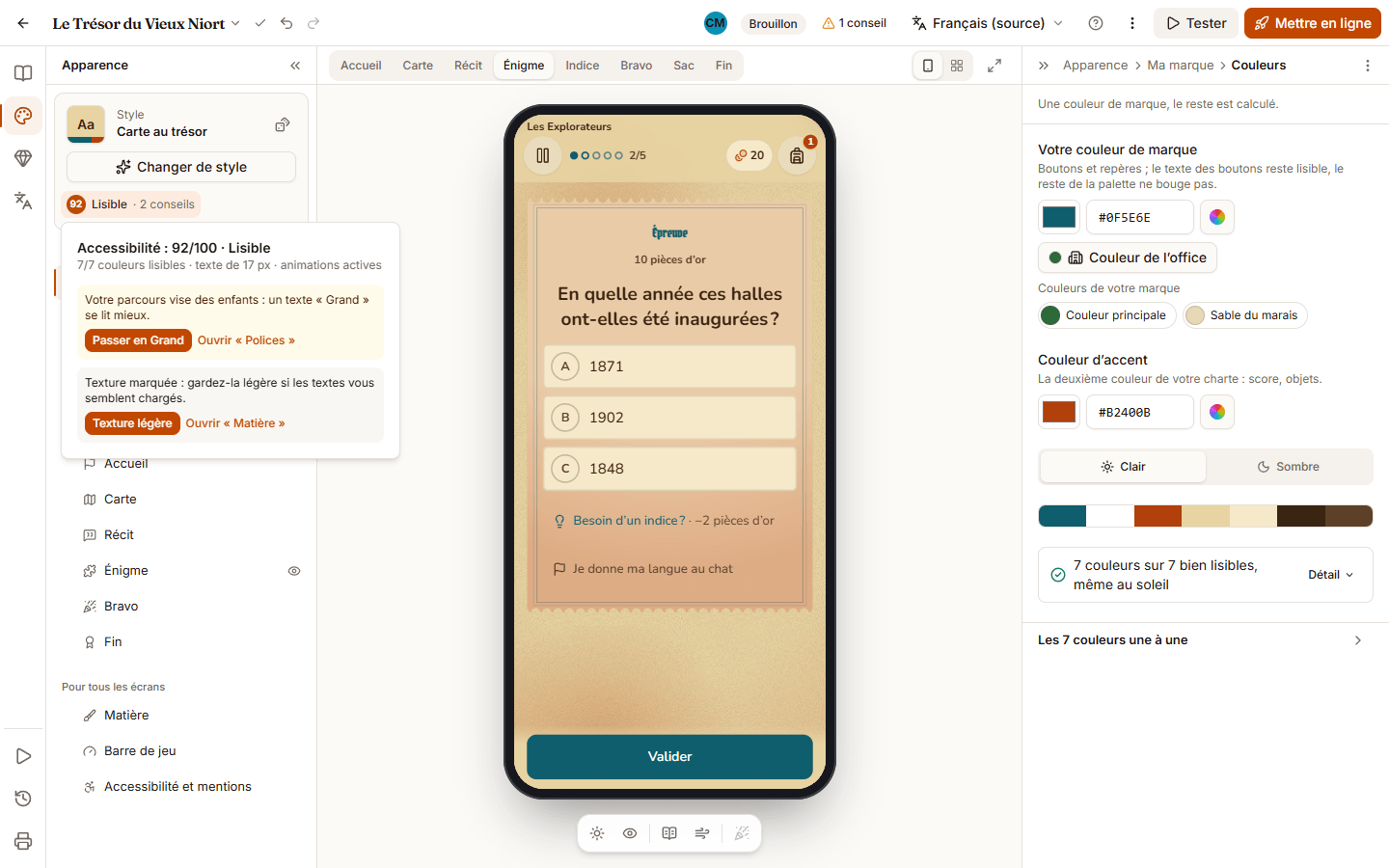 Mode Apparence, section Couleurs sélectionnée : à droite le champ Votre couleur de marque avec ses suggestions, la Couleur d’accent, le choix Clair ou Sombre et la palette ; à gauche, le score d’accessibilité de la carte Style ouvert sur ses conseils.