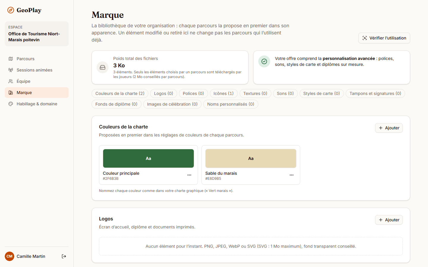 Page Marque : en haut le poids total des fichiers et l’encart de personnalisation avancée, une rangée de raccourcis vers les sections, puis les cartes Couleurs de la charte, Logos et Polices avec leurs éléments et un bouton Ajouter.