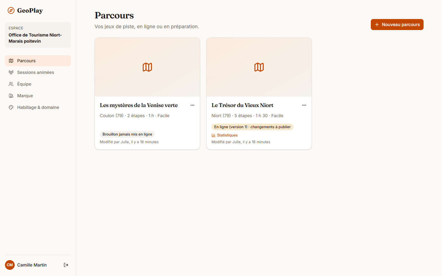 Page « Parcours » du studio : à gauche le menu Parcours, Sessions animées, Équipe, Marque, Habillage & domaine ; au centre les cartes des parcours de l’espace de démonstration, chacune avec sa vignette, sa commune, son nombre d’étapes, sa durée et son statut, et en haut à droite le bouton « Nouveau parcours ».