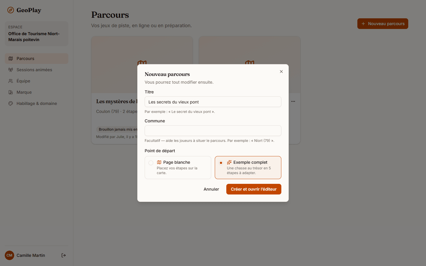 Fenêtre « Nouveau parcours » : champ Titre, champ Commune facultatif, puis deux choix sous « Point de départ », Page blanche et Exemple complet, et en bas les boutons Annuler et « Créer et ouvrir l’éditeur ».