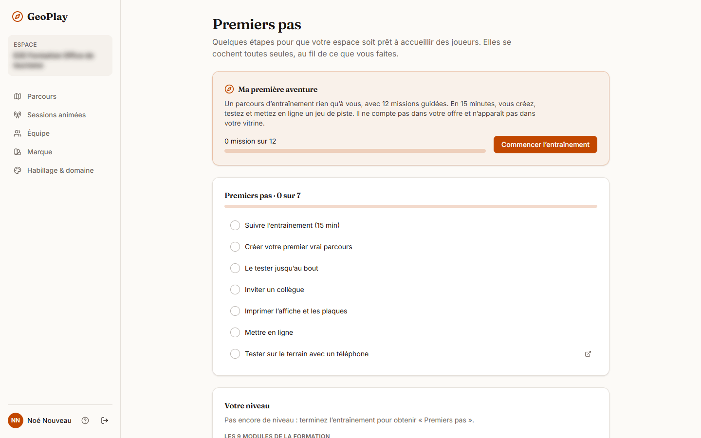 Page « Premiers pas » : en haut la carte de l’entraînement « Ma première aventure » avec sa progression, puis la liste des sept tâches des premiers pas, et le début de la carte « Votre niveau ».