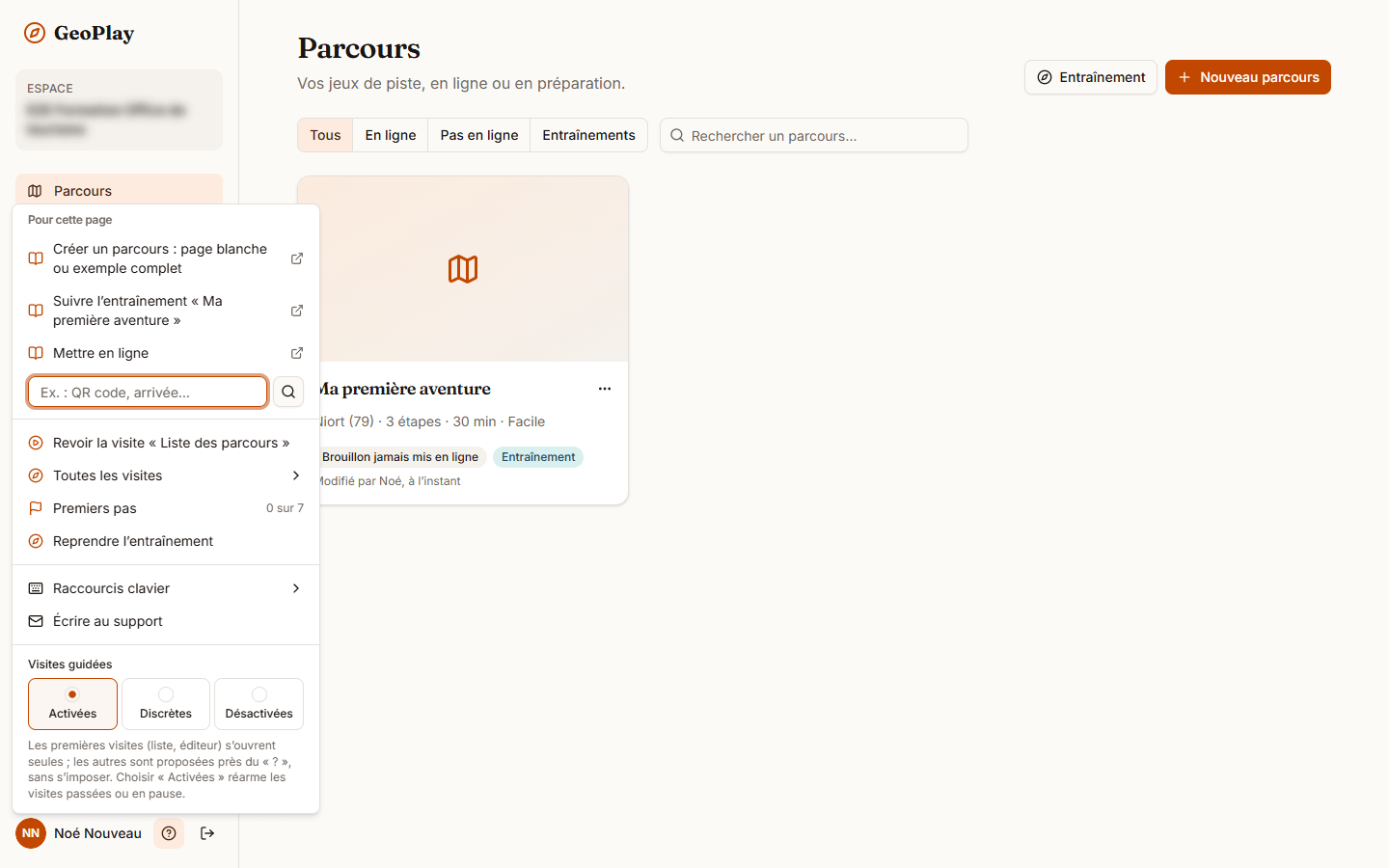 Menu d’aide ouvert depuis le bouton « ? » : articles pour cette page, champ de recherche, Revoir la visite « Liste des parcours », Toutes les visites, Premiers pas, Reprendre l’entraînement, raccourcis clavier, écrire au support et réglage des visites guidées avec son explication.