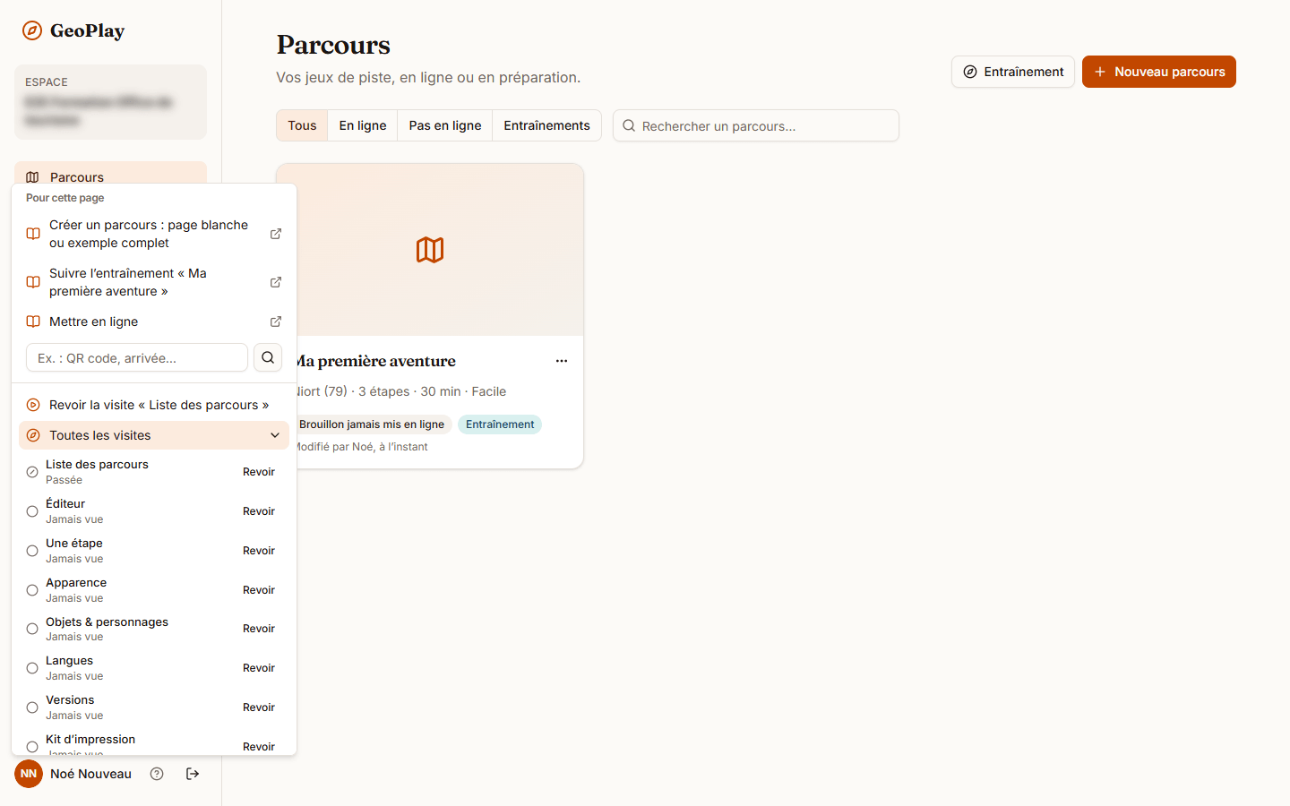 Menu du bouton « ? » ouvert sur la page Parcours : Revoir la visite « Liste des parcours », puis la liste dépliée Toutes les visites, chaque visite avec son état (Passée, Jamais vue) et un bouton Revoir.