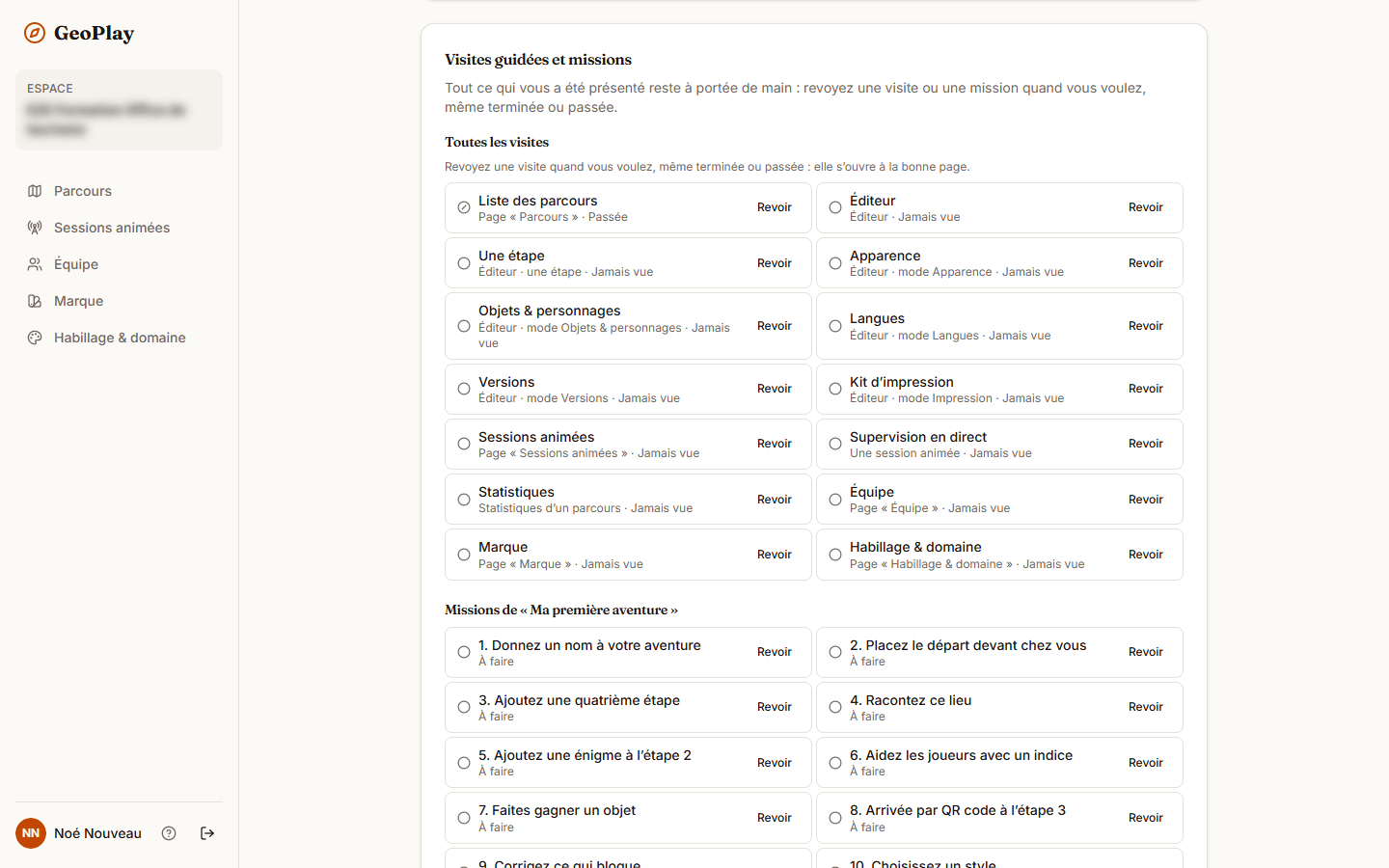 Page Premiers pas, carte Visites guidées et missions : la grille Toutes les visites, chacune avec le lieu où elle se joue, son état et Revoir, puis la liste Missions de « Ma première aventure » avec l’état À faire et un bouton Revoir pour chaque mission.
