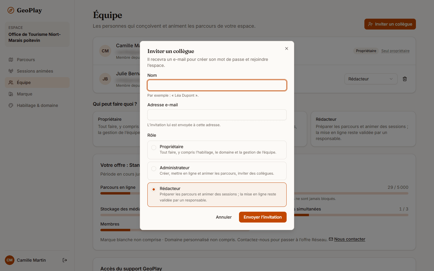 Fenêtre « Inviter un collègue » : champs « Nom » et « Adresse e-mail », choix du « Rôle » parmi Administrateur et Rédacteur avec leur description, et bouton « Envoyer l’invitation ».