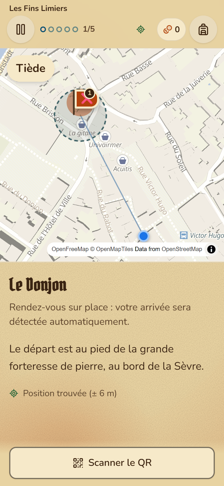 Écran d’approche d’une étape sur téléphone : la carte avec le repère du lieu et la position du joueur, la pastille de distance en haut à gauche, le nom de l’étape, la consigne « votre arrivée sera détectée automatiquement », la ligne « Position trouvée » avec la précision, et en bas le bouton « Scanner le QR ».