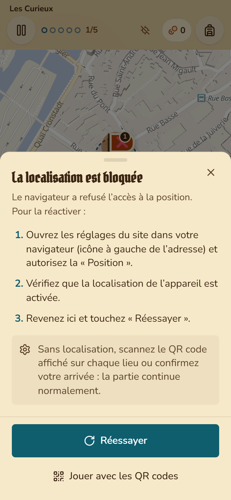 Feuille « La localisation est bloquée » sur téléphone : le texte « Le navigateur a refusé l’accès à la position. Pour la réactiver : », trois consignes numérotées, la note sur le jeu sans localisation et les boutons « Réessayer » et « Jouer avec les QR codes ».
