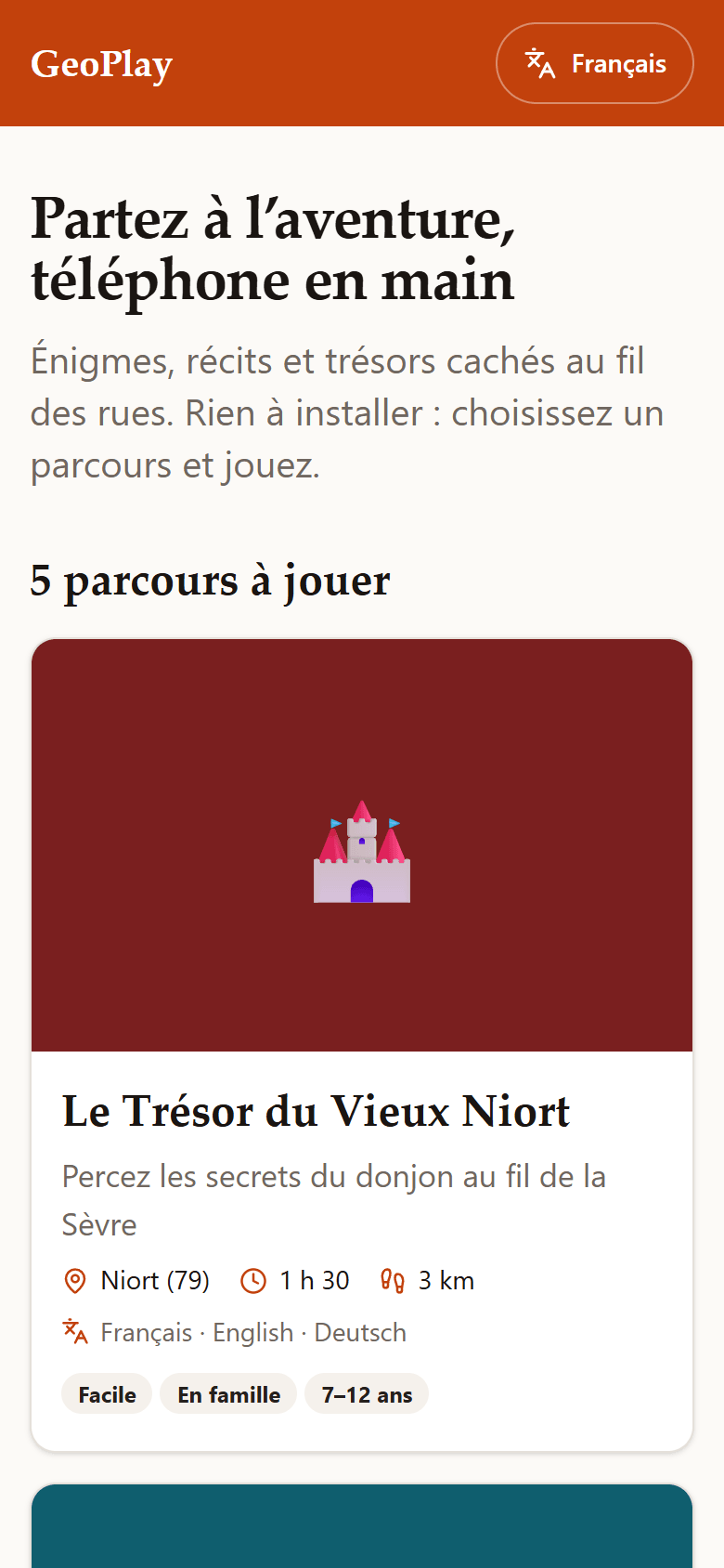 Accueil de l’application joueur sur téléphone : le titre « Partez à l’aventure, téléphone en main », le nombre de parcours à jouer, puis les cartes des parcours en ligne avec leur photo, leur commune, leur durée, leurs langues et leur difficulté.