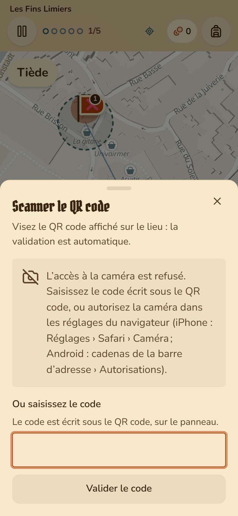 Fenêtre « Scanner le QR code » sur téléphone : le texte « Visez le QR code affiché sur le lieu », la zone de la caméra, puis le champ « Ou saisissez le code » avec l’aide « Le code est écrit sous le QR code, sur le panneau » et le bouton « Valider le code ».