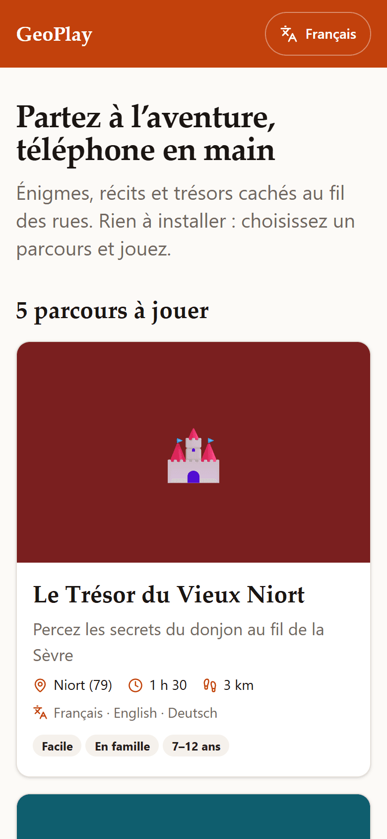 Page d’accueil de l’application joueur sur un téléphone : le nom de l’office, le titre Partez à l’aventure, téléphone en main, puis les cartes des parcours en ligne avec leur photo, leur commune, leur durée et les langues proposées.