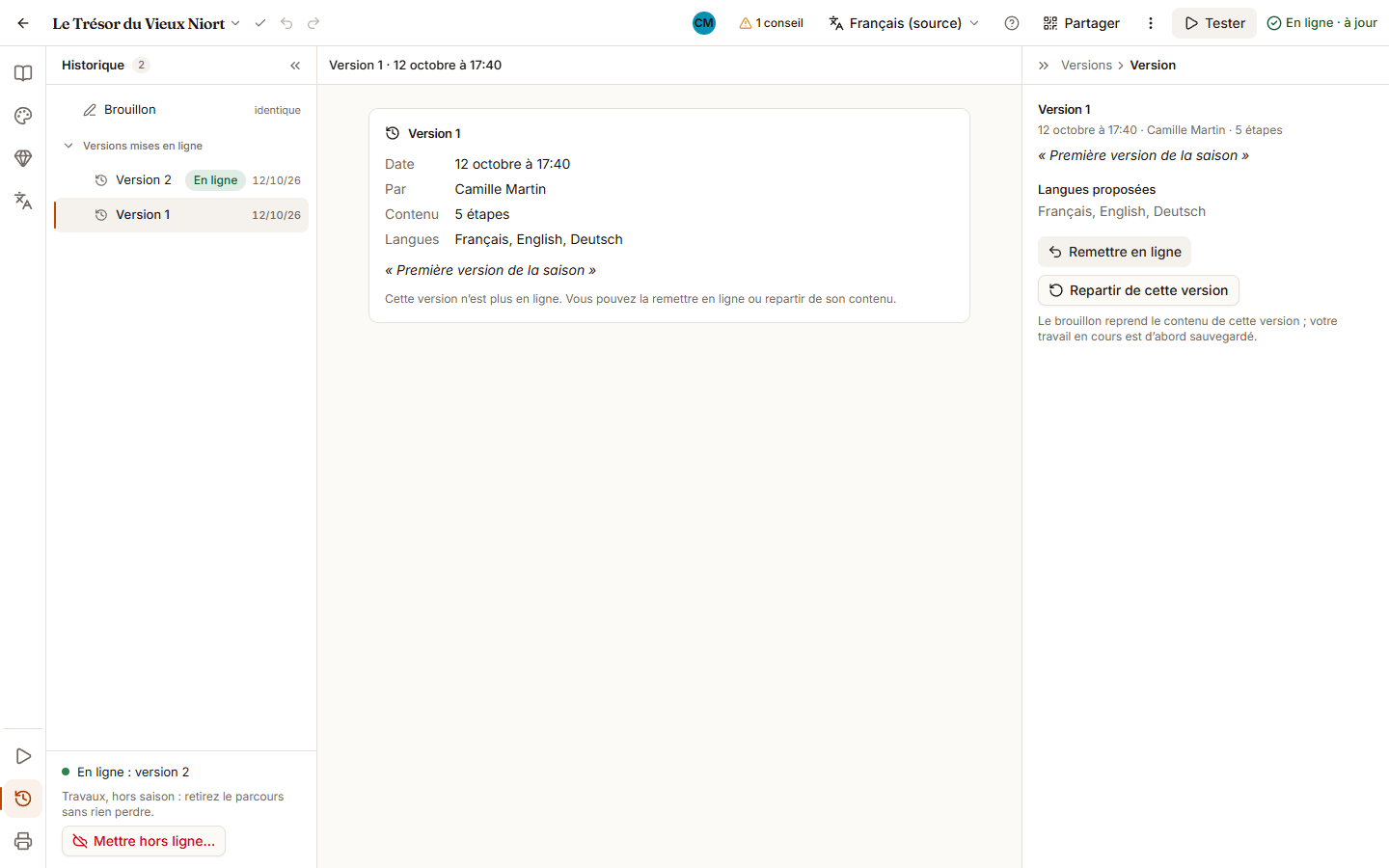 Mode Versions : à gauche l’historique avec le brouillon puis deux versions mises en ligne, la plus récente avec la pastille En ligne ; la version 1 est sélectionnée, son résumé au centre et, à droite, les boutons Remettre en ligne et Repartir de cette version.